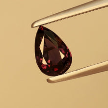 Load image into Gallery viewer, Color Changing Sapphire 1.02ct