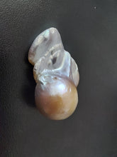 Load image into Gallery viewer, 47.87 Clam pearl
