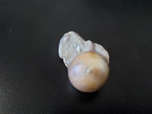 Load image into Gallery viewer, 47.87 Clam pearl
