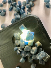 Load image into Gallery viewer, Rough Sapphire 2g or 10ct per piece - Limanty
